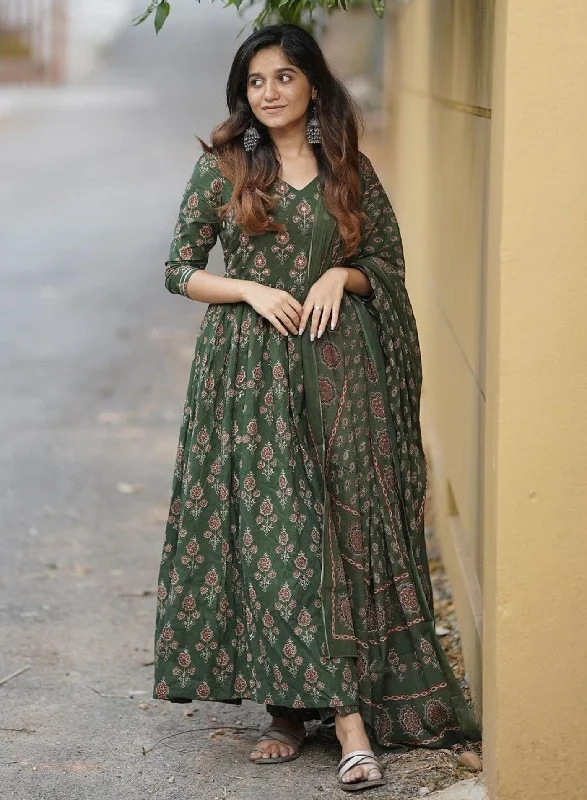 Women's Green Anarkali Kurta And Pant Set With Dupatta - Alvami Classic Pleated Pants Women's Green Anarkali Kurta And Pant Set With Dupatta - Alvami Classic Pleated Pants